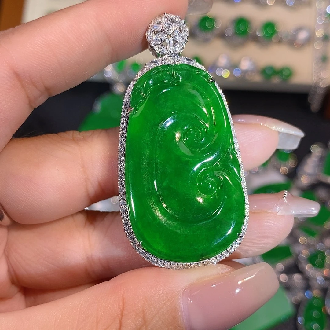 翡翠18K金镶嵌颈饰如意吊坠