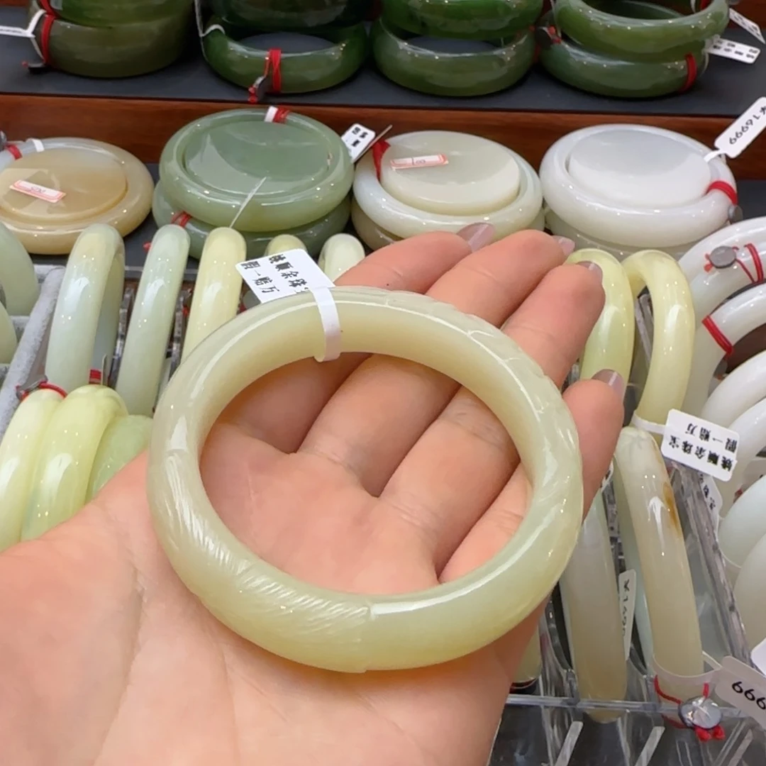 和田玉手镯未镶嵌