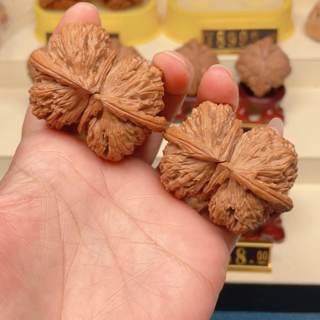 老***富文玩核桃把件白狮子球连52