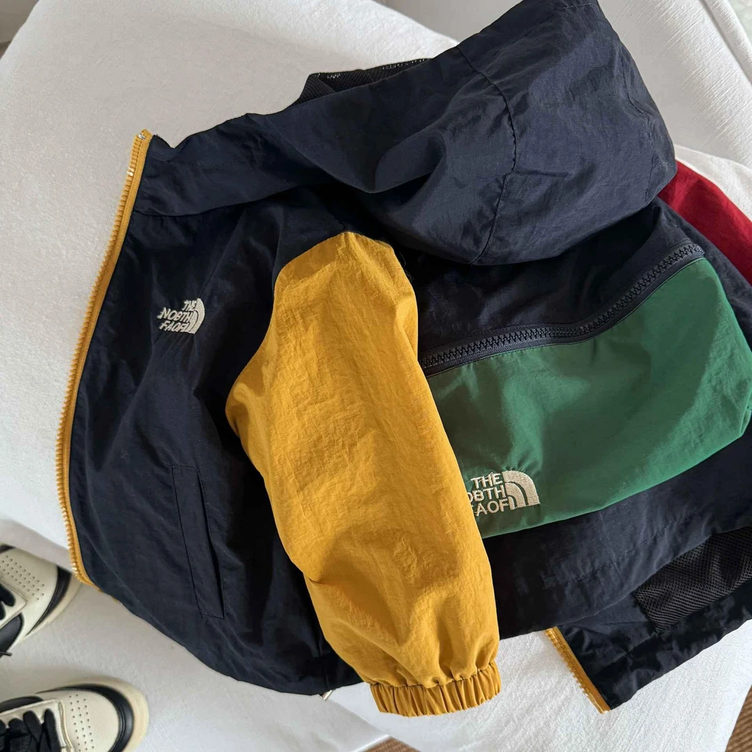 儿童连帽冲锋衣2025春秋新款男女童拼色上衣潮牌宝宝字母外套洋气