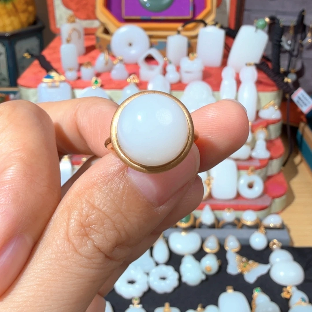 颈饰18K金镶嵌和田玉