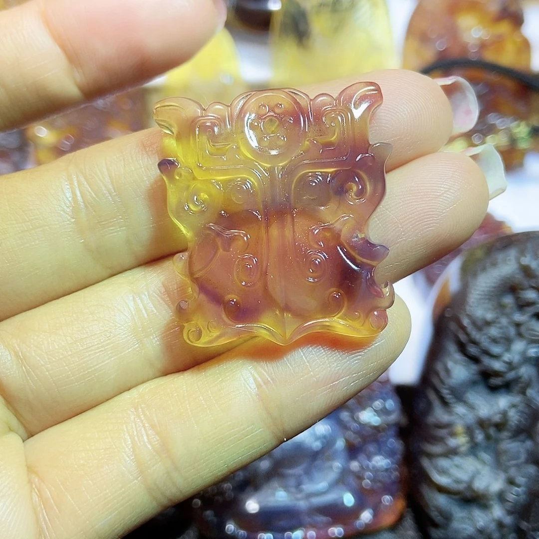 琥珀颈饰未镶嵌瑞兽牌