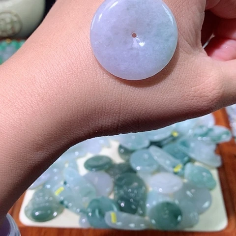 颈饰未镶嵌翡翠平安扣