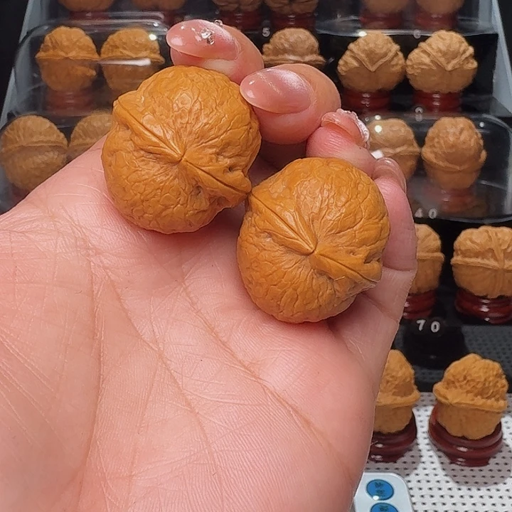 文玩核桃把件手捻龙珠…………15