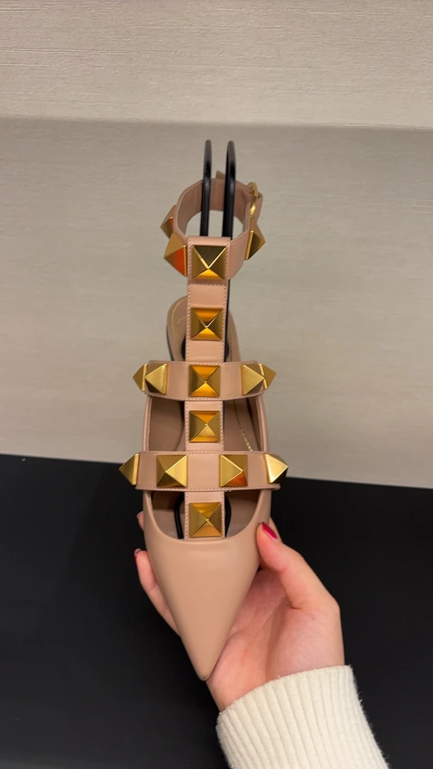 未使用 Valentino/华伦天奴 全新爆款尖头平底