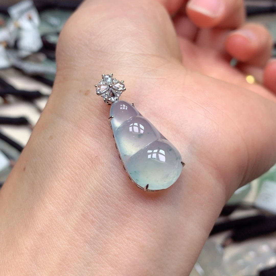 翡翠18K金镶嵌颈饰福豆