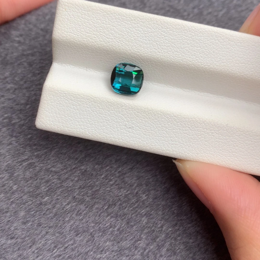 未镶嵌1.78ct蓝色拉贡碧玺碧玺