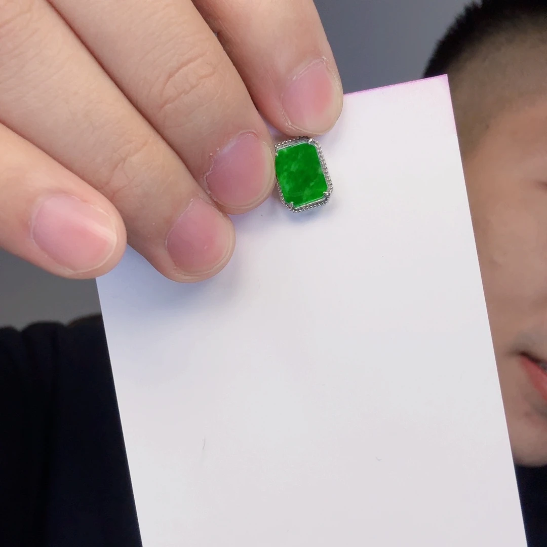 翡翠颈饰未镶嵌一件