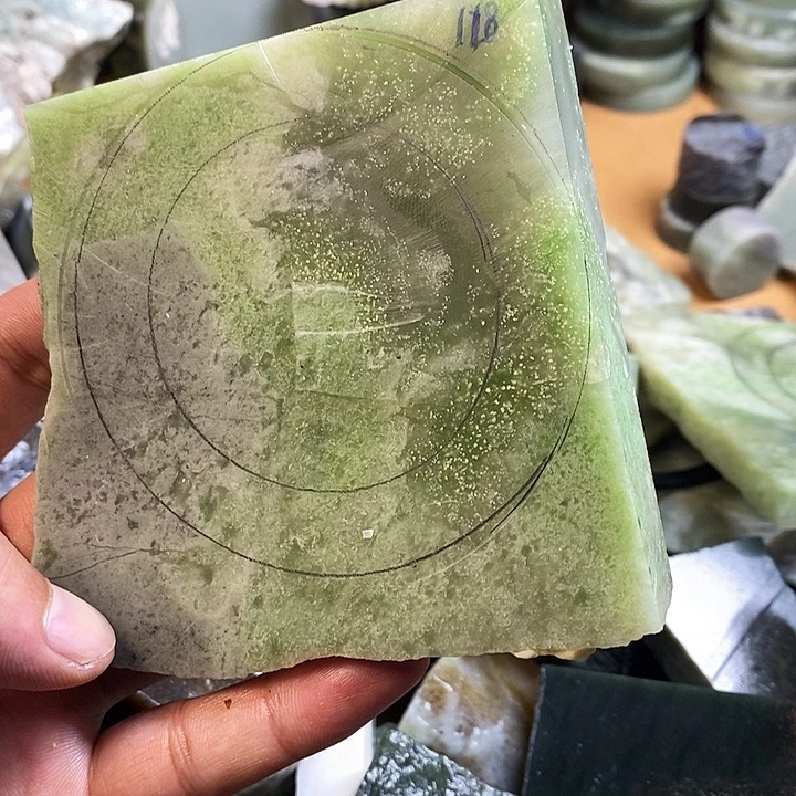 浮***梦和田玉（糖玉）未镶嵌珠宝半成品