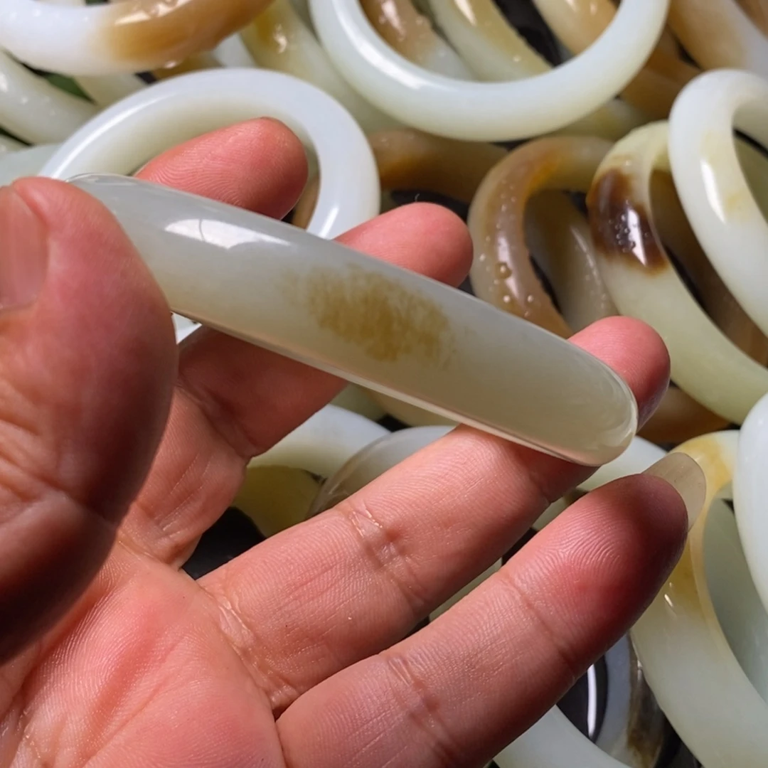 和田玉（糖玉）手镯未镶嵌v****a