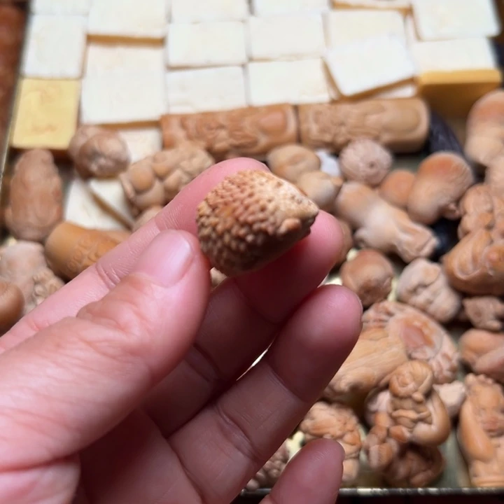 实心竹雕刻手把件