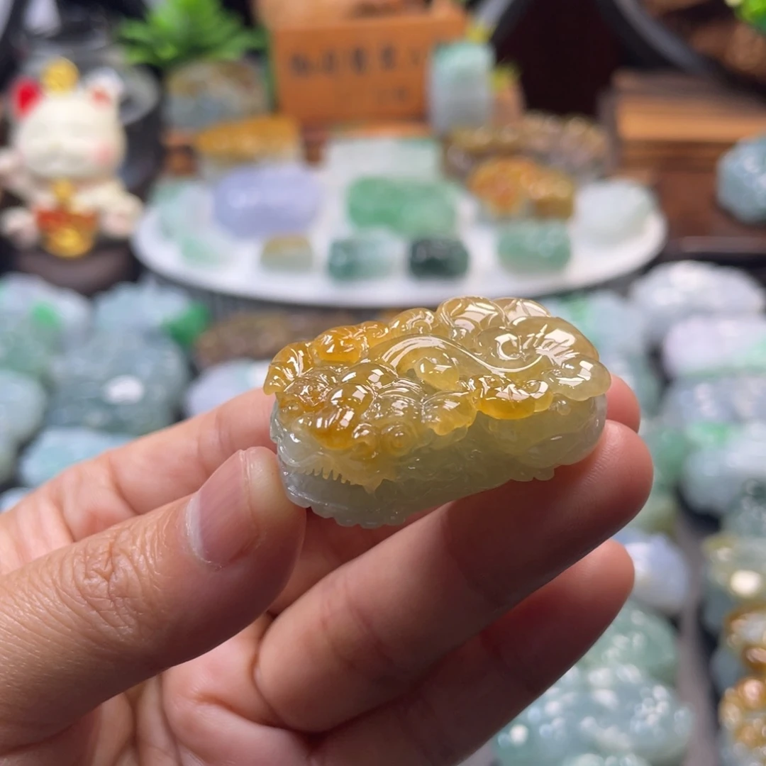 翡翠未镶嵌颈饰貔貅