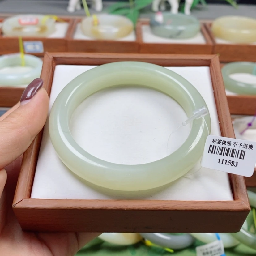 【闪购商品】和田玉手镯未镶嵌45。60/61