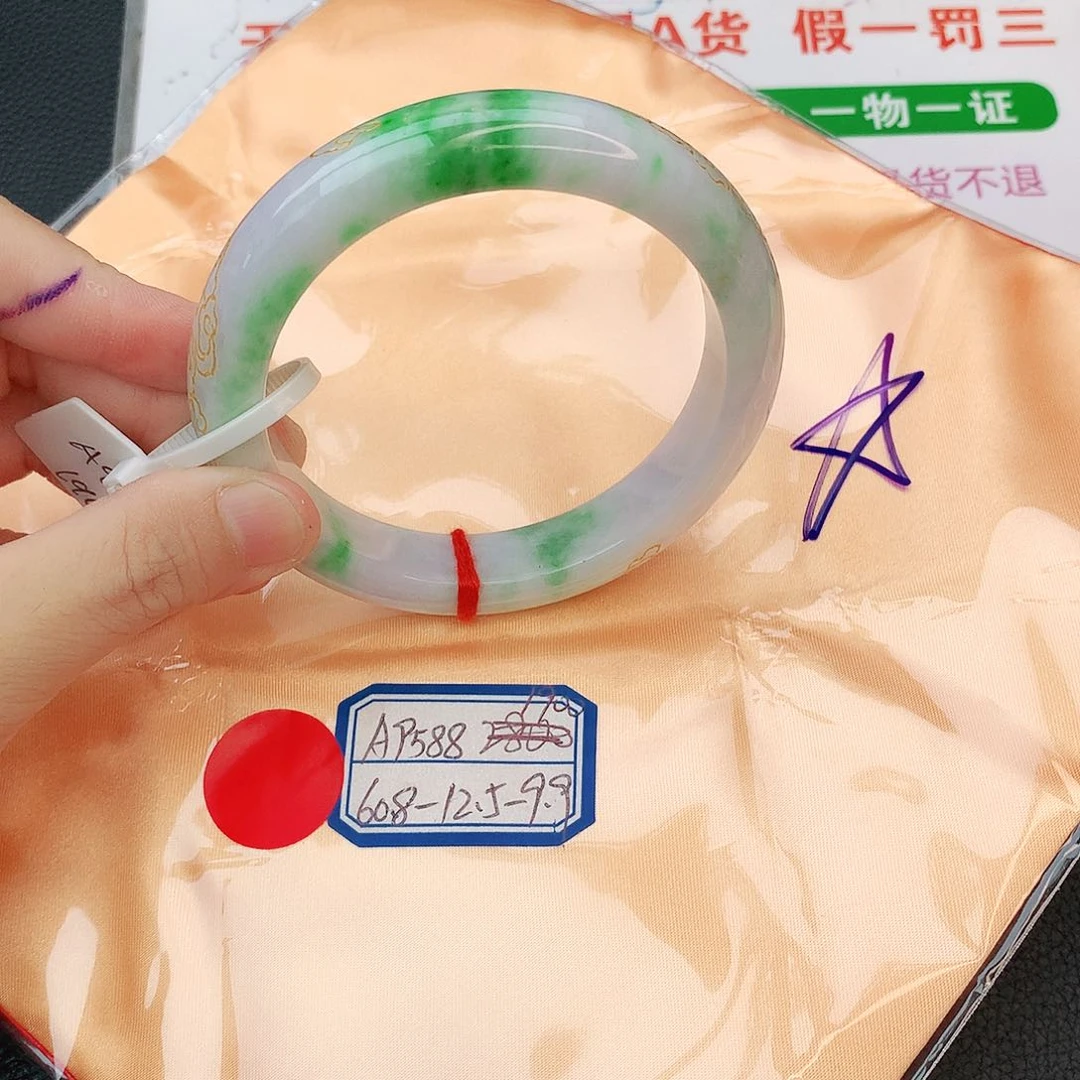 翡翠手镯未镶嵌翡翠