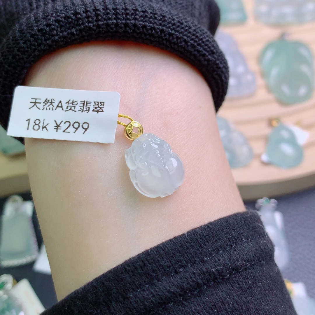 翡翠18K金镶嵌颈饰吊坠