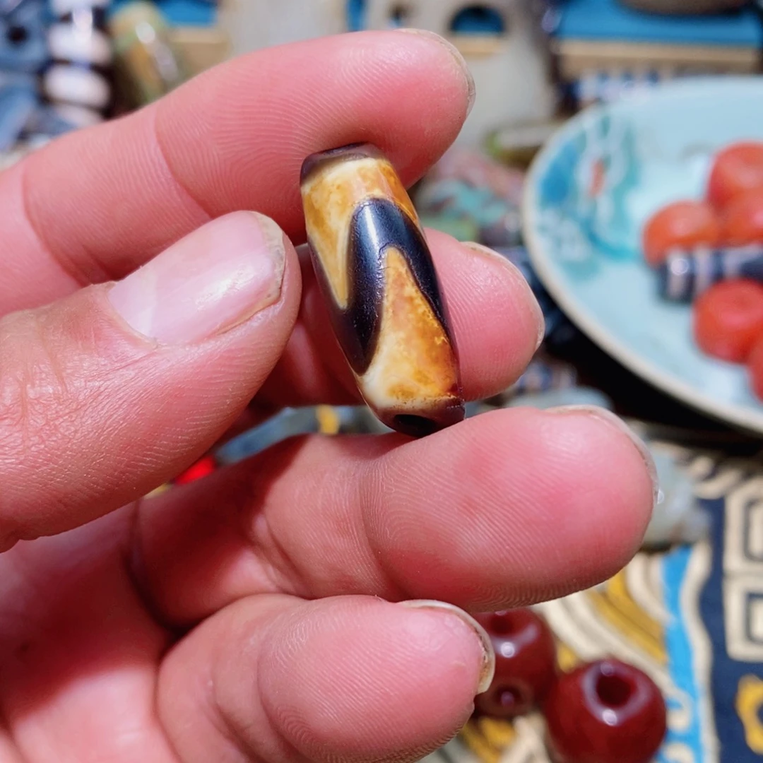 DIY琉璃珠子的颜色是蓝色的吗
