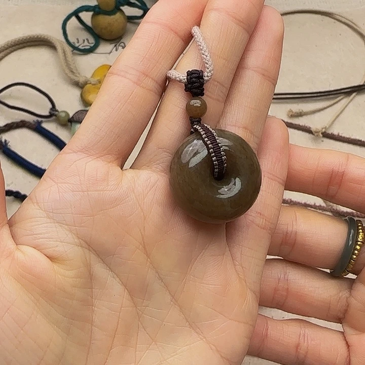 音***尘和田玉未镶嵌颈饰