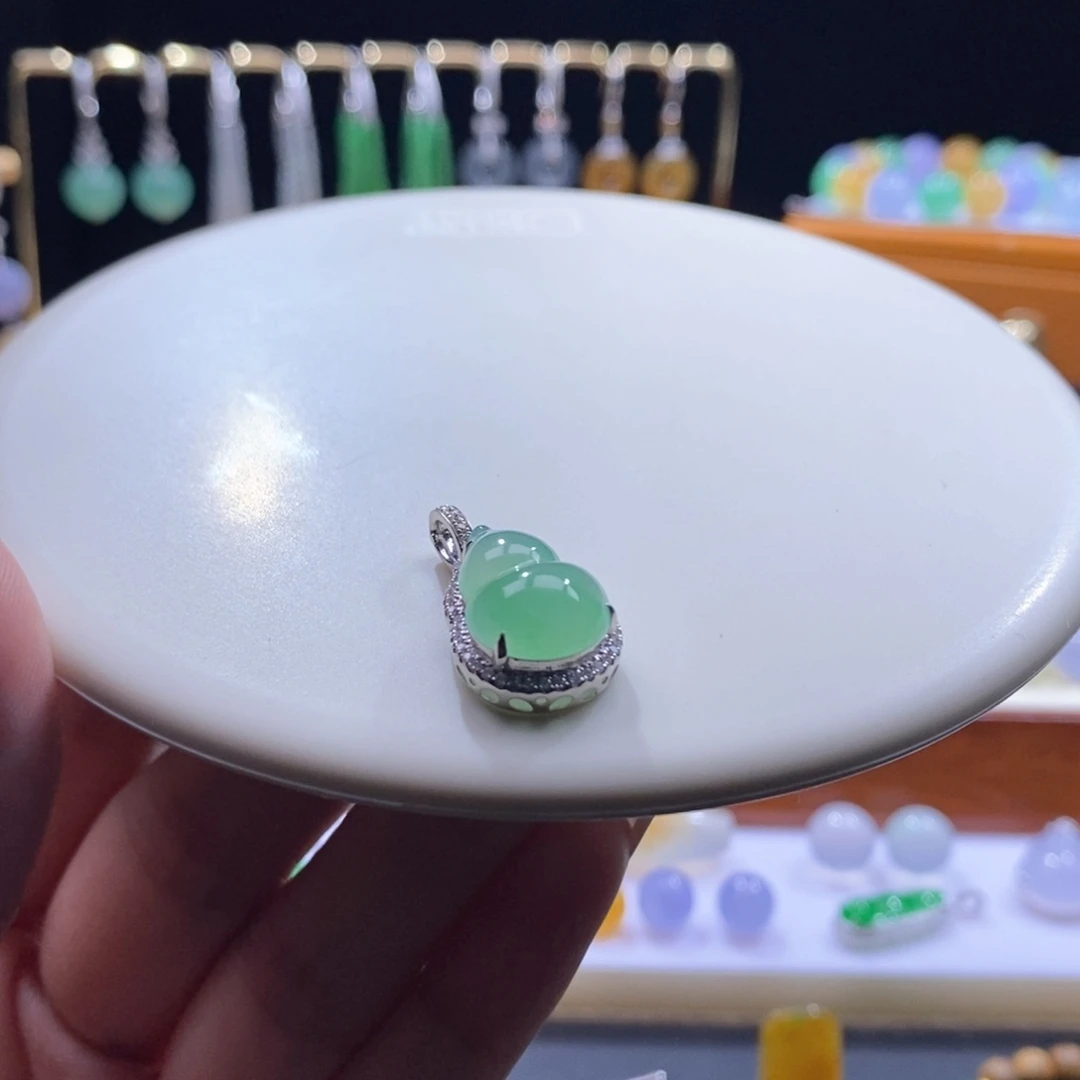 颈饰18K金镶嵌翡翠18K冰绿葫芦吊坠