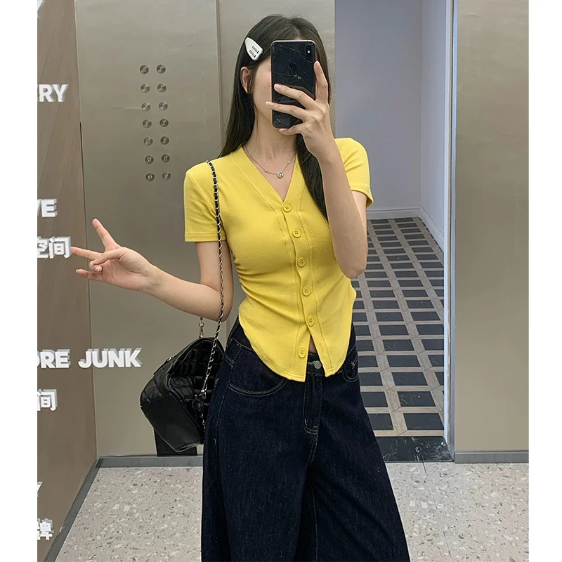 夏季法式修身显瘦V领纽扣褶皱上衣女2025新款高级感不规则短袖T恤