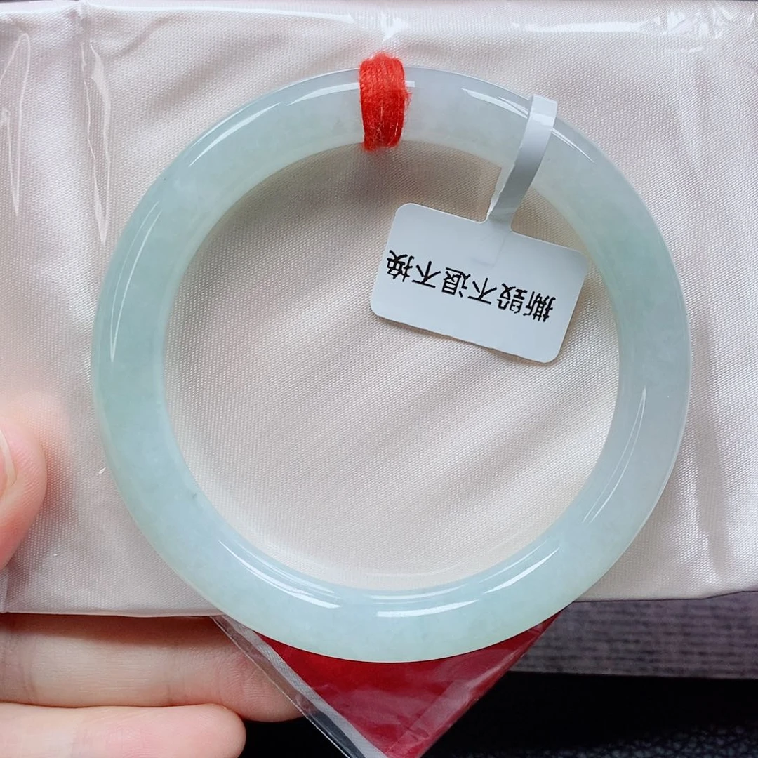 翡翠手镯未镶嵌圆条淡绿