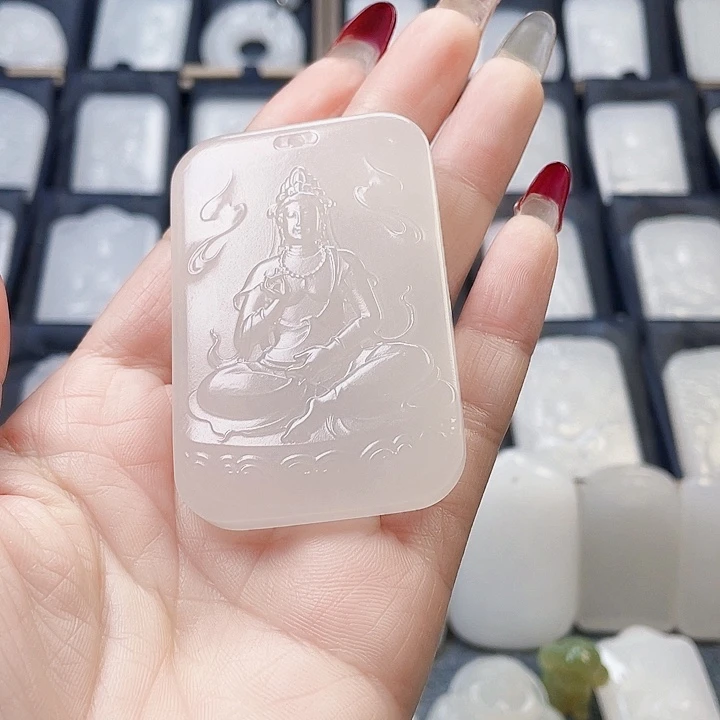 石英质玉（金丝玉）颈饰未镶嵌小*瓶