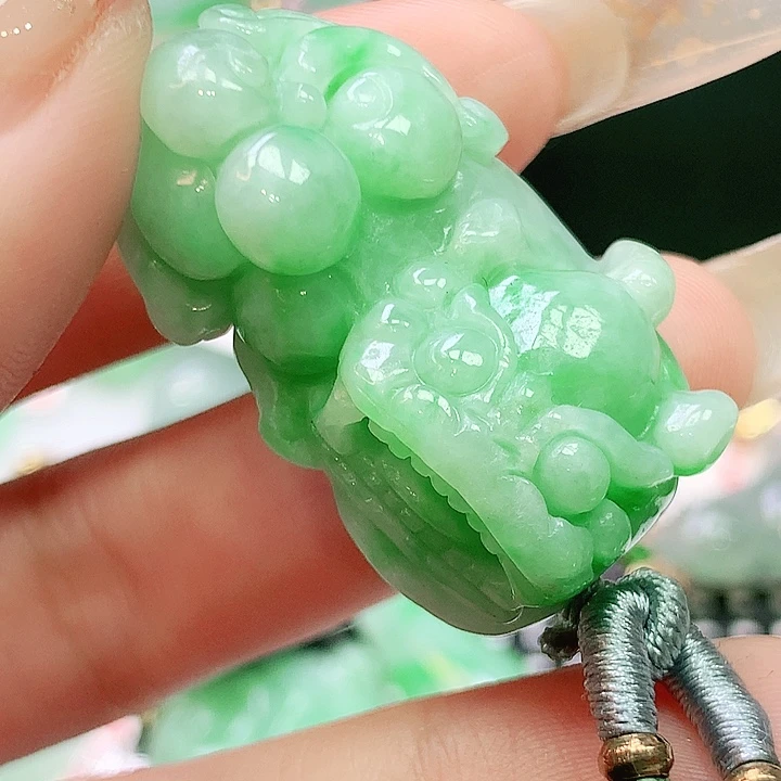 翡翠未镶嵌颈饰多样性发其一