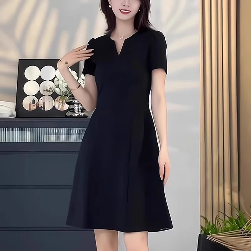 黑色法式修身连衣裙女2025夏季新款收腰显瘦气质简约休闲裙子