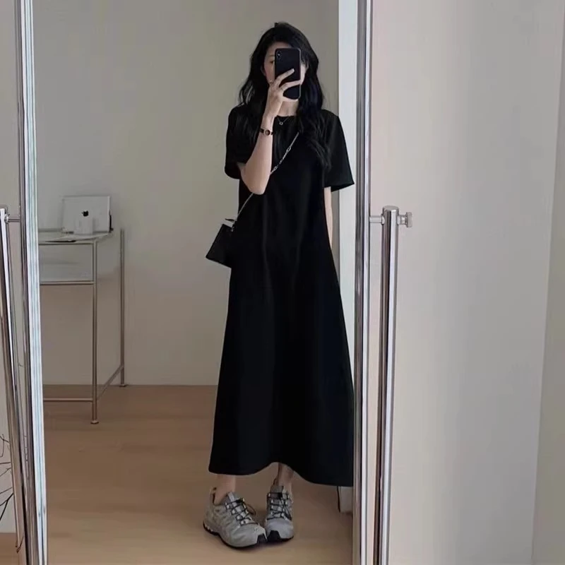 夏季新款显瘦宽松慵懒短袖直筒黑色连衣裙遮肉大众设计时尚长裙子