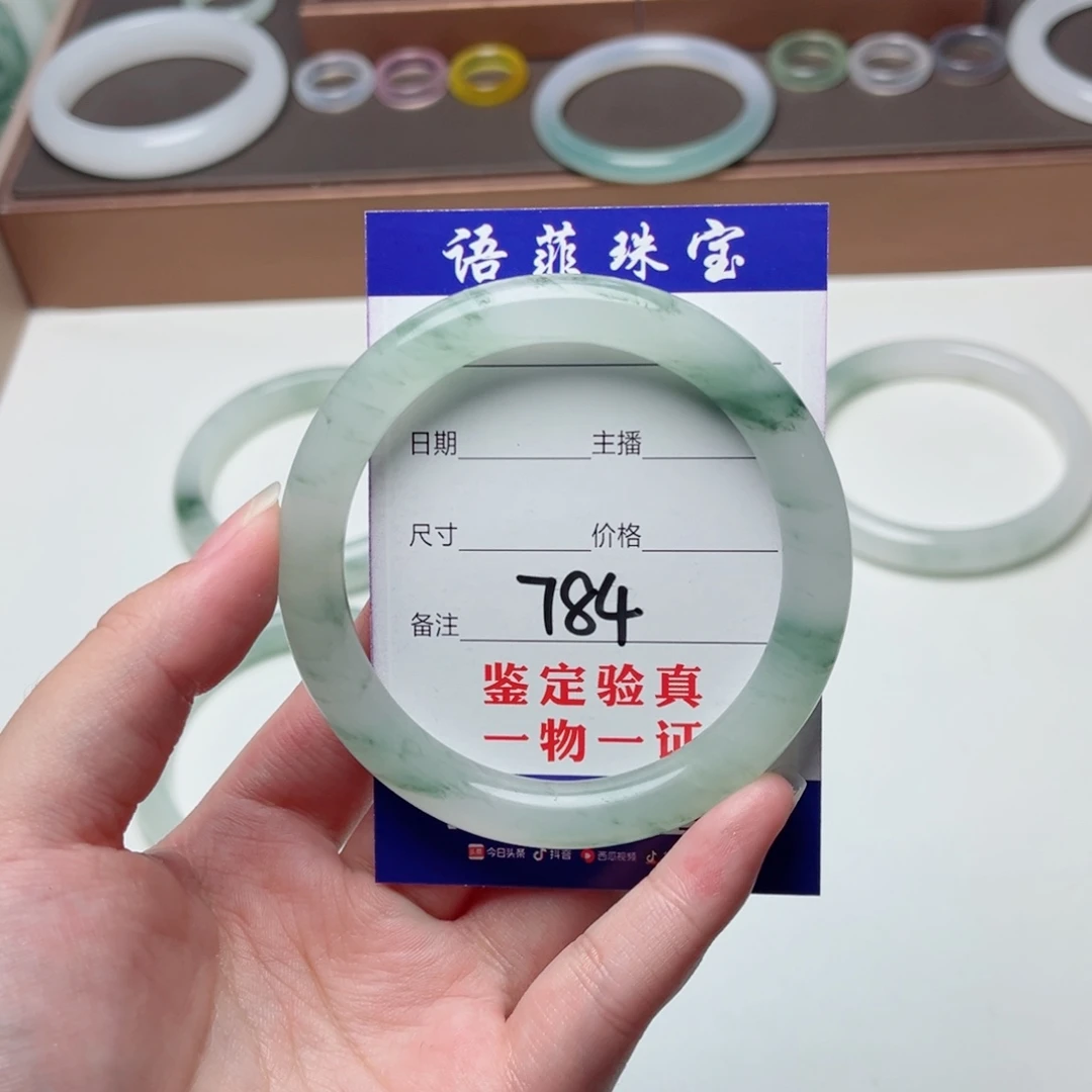虔***客未镶嵌手镯石英质玉