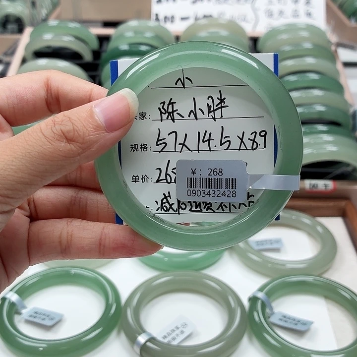 陈***胖未镶嵌手镯石英质玉