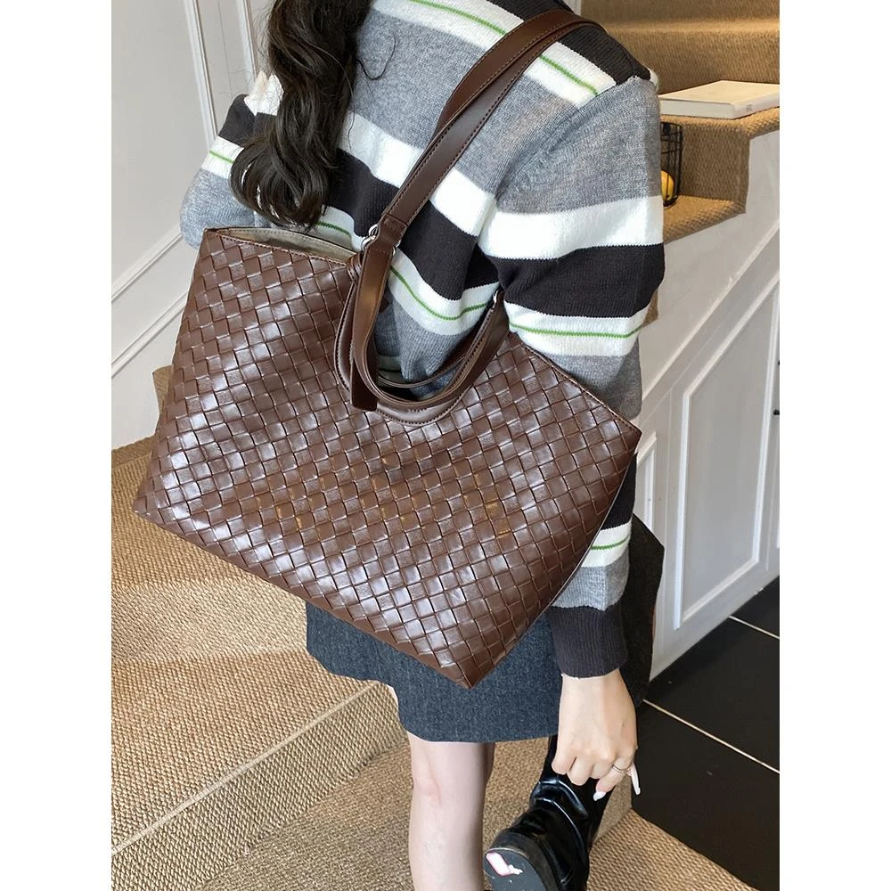 大容量手提包包女2025新款时尚手工编织单肩腋下包复古通勤托特包