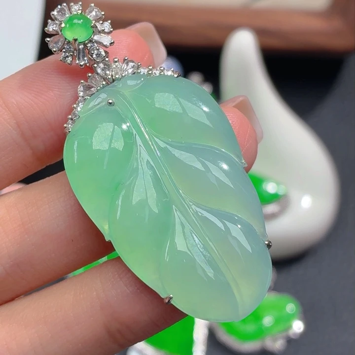 颈饰18K金镶嵌翡翠