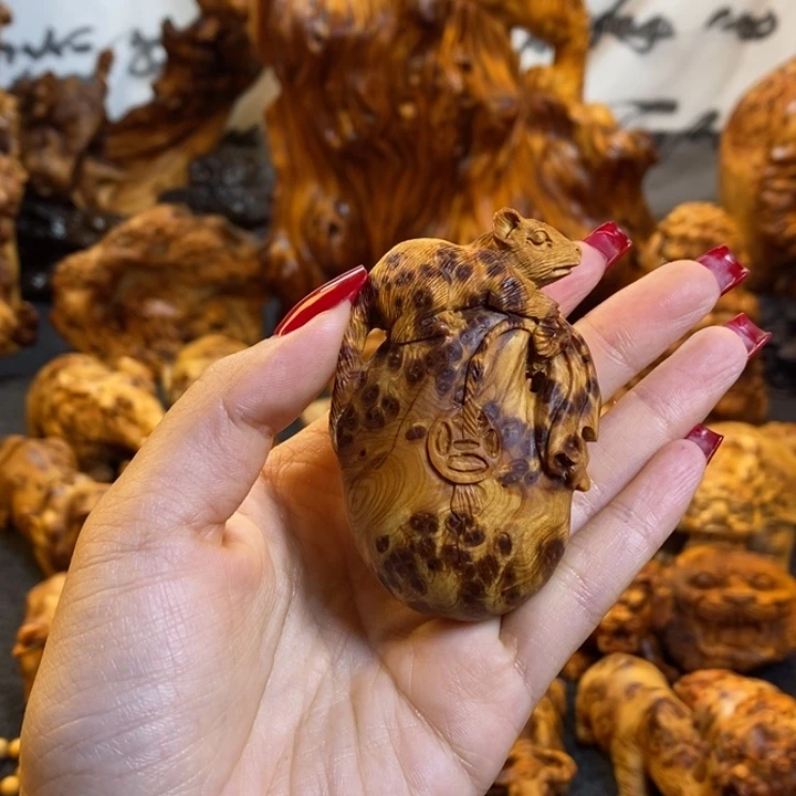 尽***美崖柏代代有钱手把件