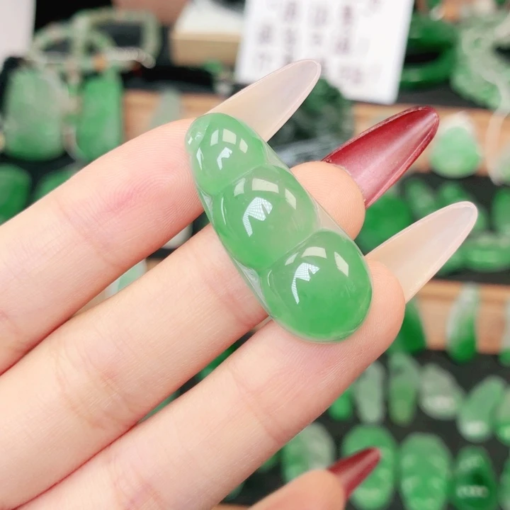 石英质玉（非洲翠）未镶嵌颈饰