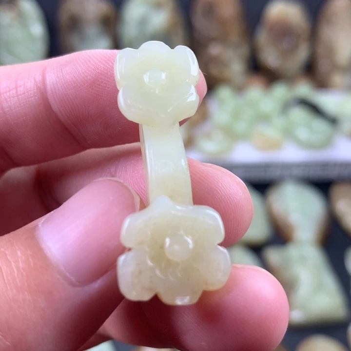 苗***店颈饰未镶嵌和田玉