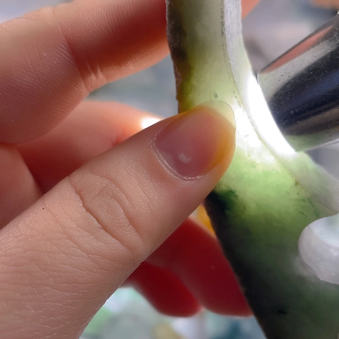 颈饰未镶嵌翡翠。