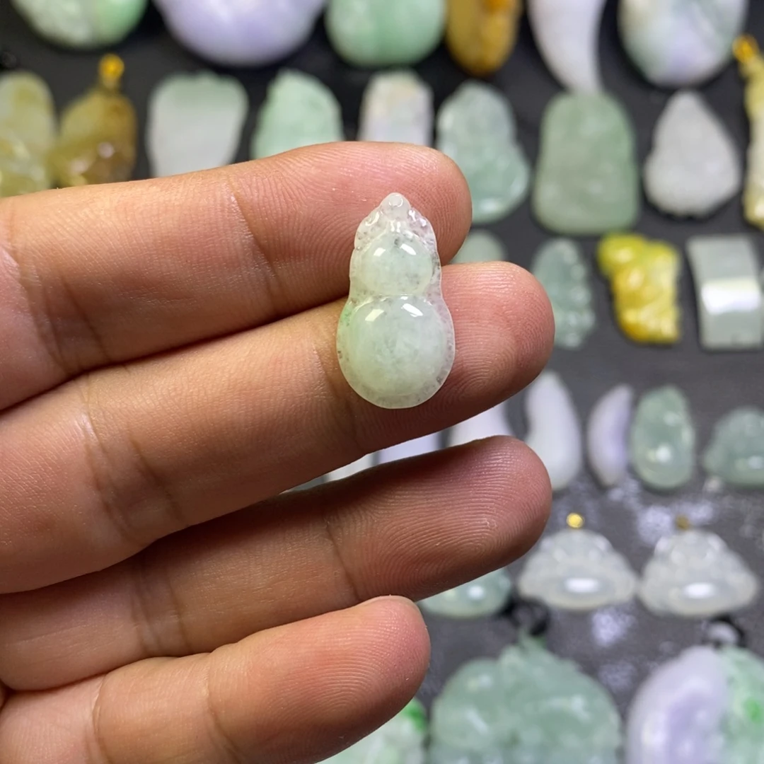 翡翠未镶嵌颈饰葫芦