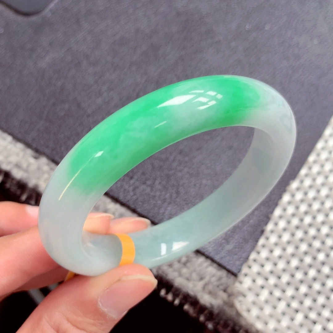 翡翠手镯未镶嵌缅甸