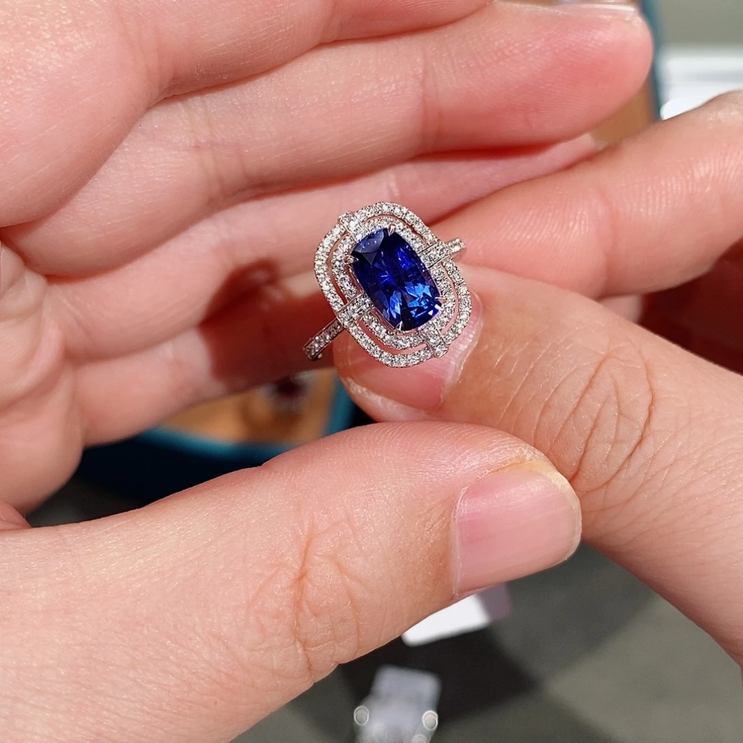 戒指蓝宝石18K金镶嵌皇家蓝1.90ct