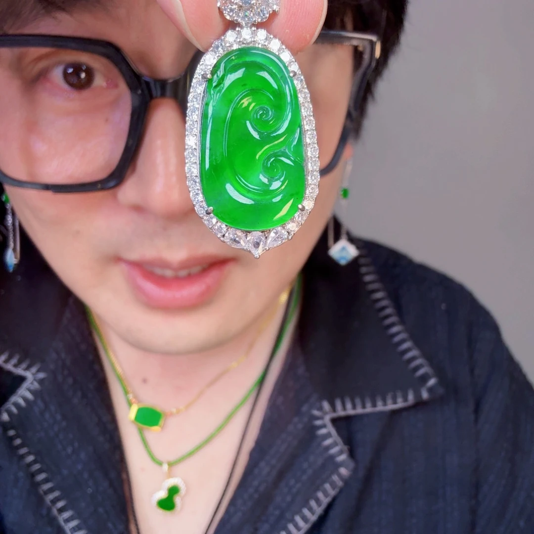 翡翠未镶嵌颈饰一件
