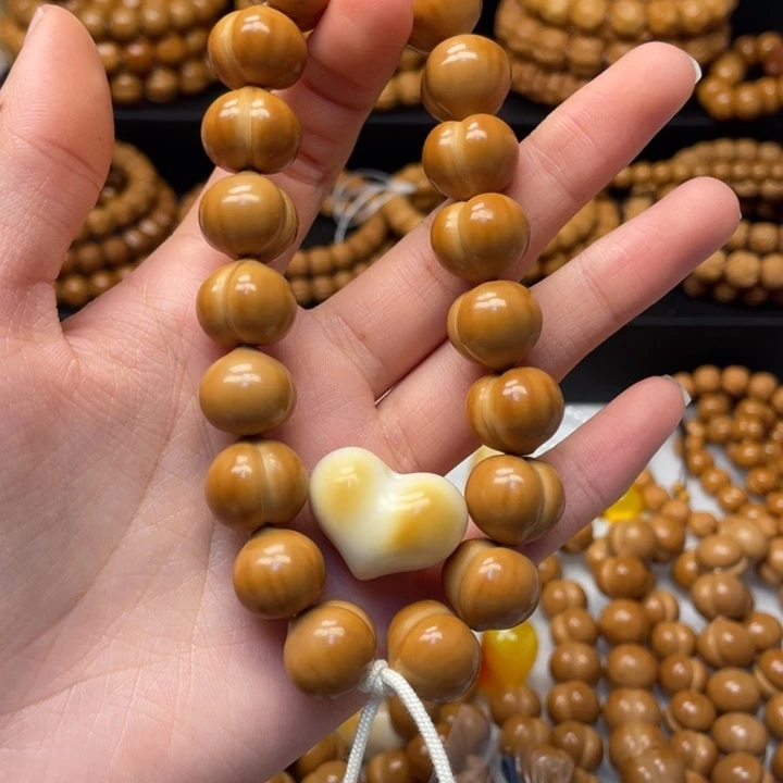 明***生吊坠猴头核桃全品屁桃加爱心