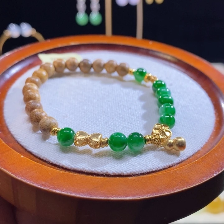 翡翠18K金镶嵌挂件翡翠辣绿手串
