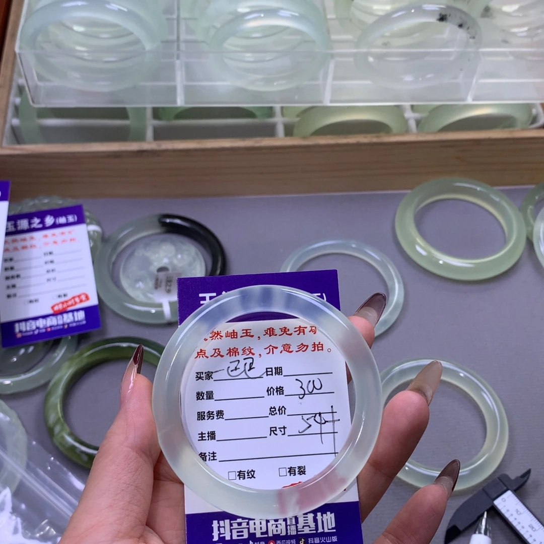 蛇纹石玉手镯未镶嵌一*巴