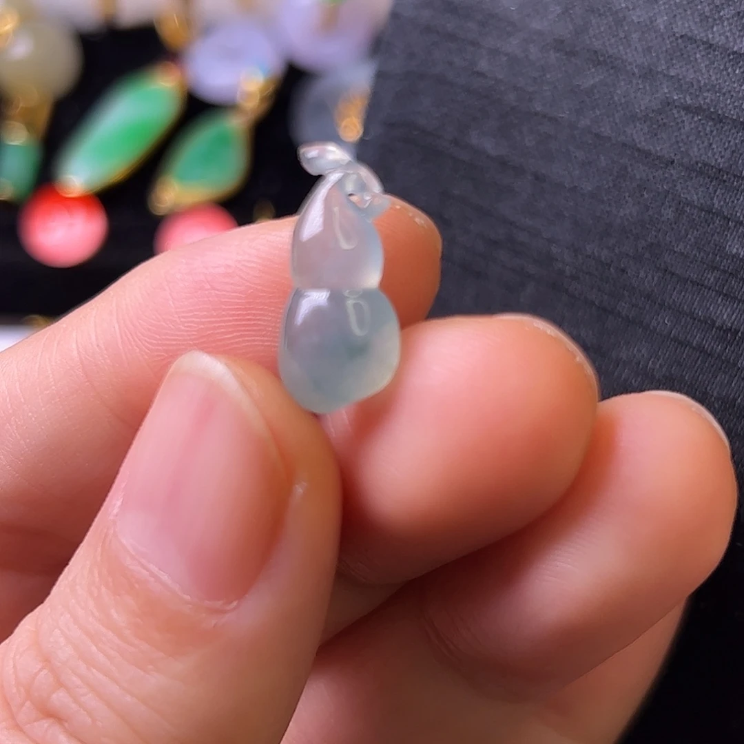 翡翠未镶嵌颈饰葫芦