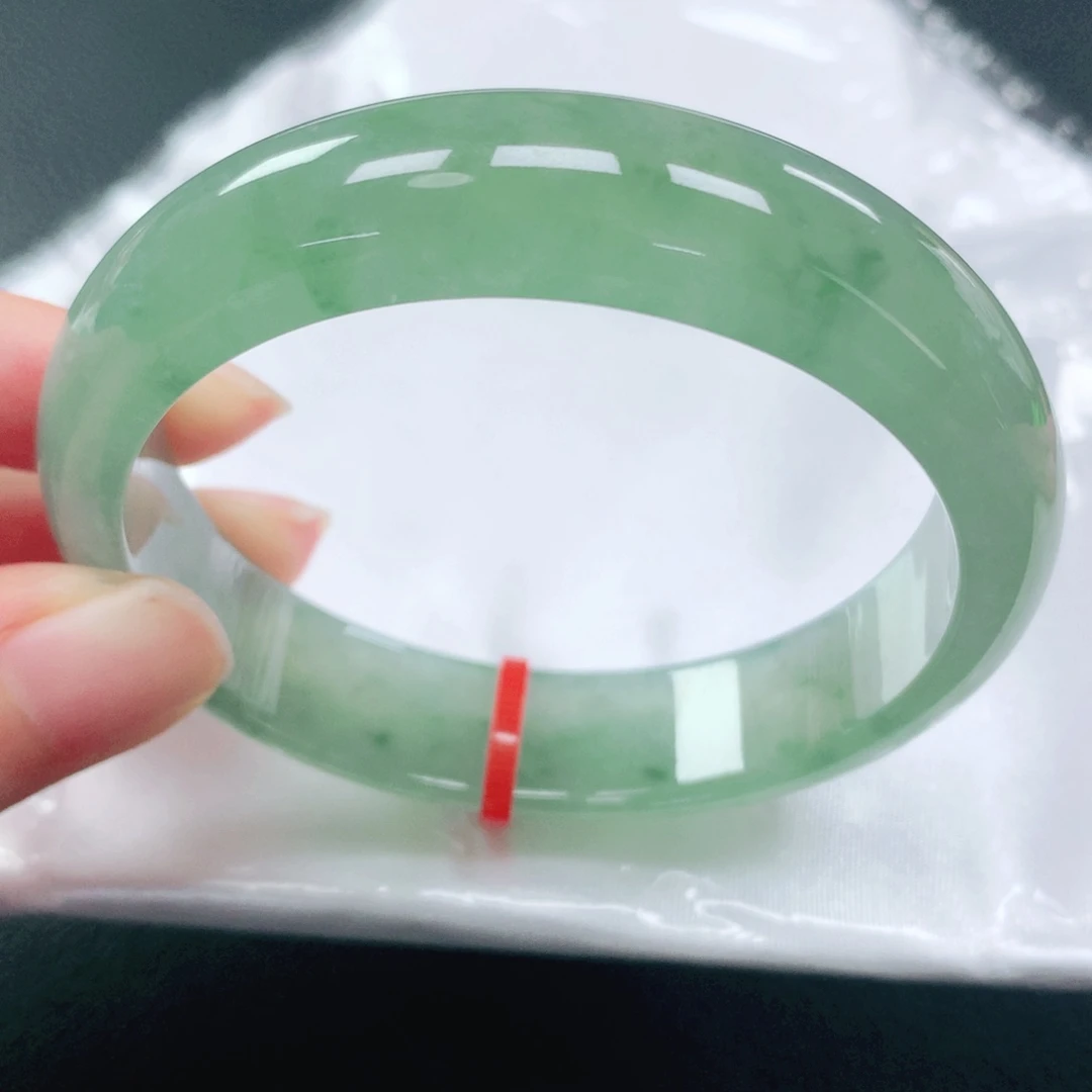 翡翠手镯未镶嵌56圈