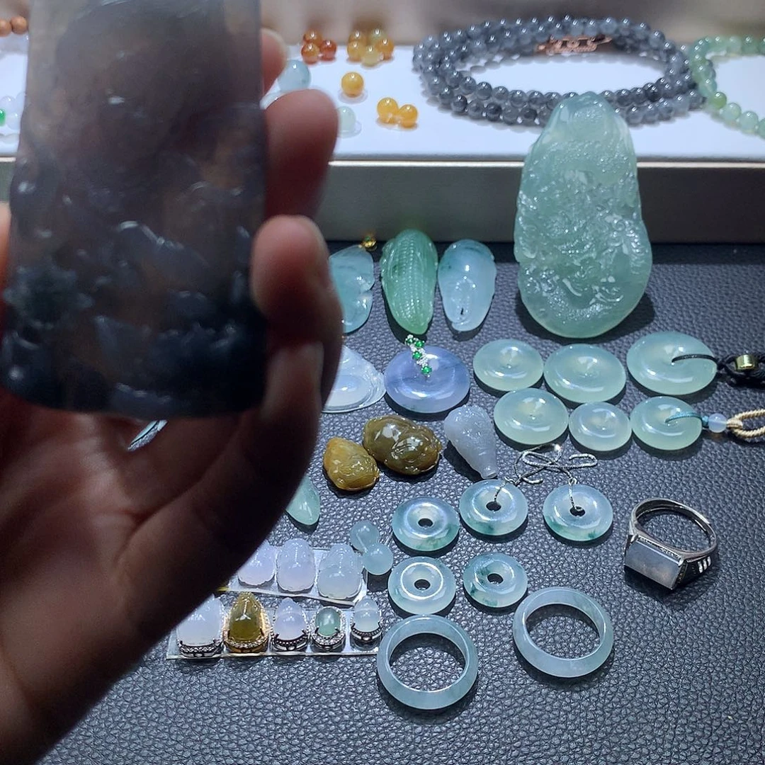 翡翠未镶嵌颈饰大黑天