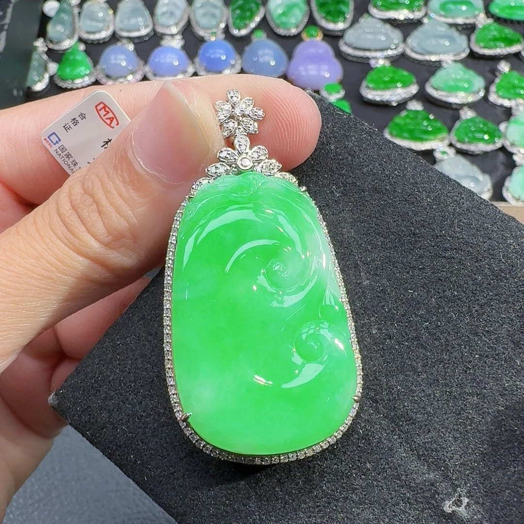 颈饰18K金镶嵌翡翠