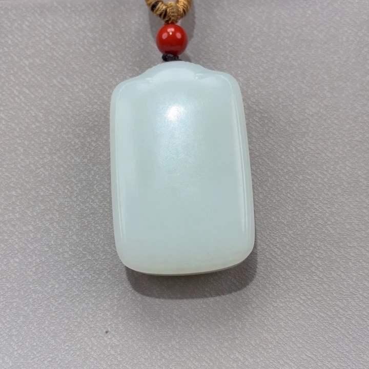 伊***咕和田玉未镶嵌颈饰