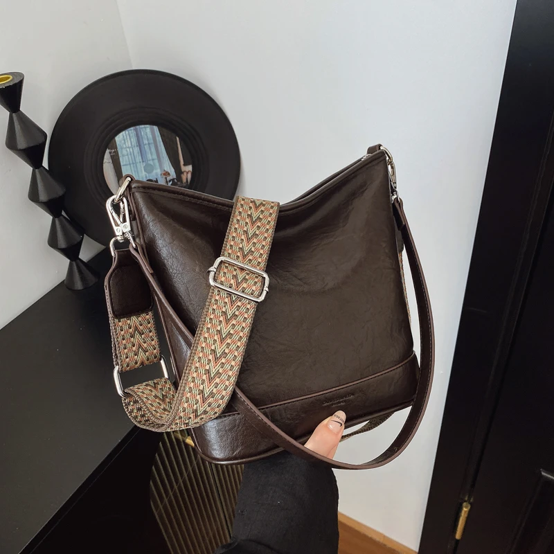 小包包女2025新款单肩腋下包高级软皮复古通勤简约百搭斜挎水桶包