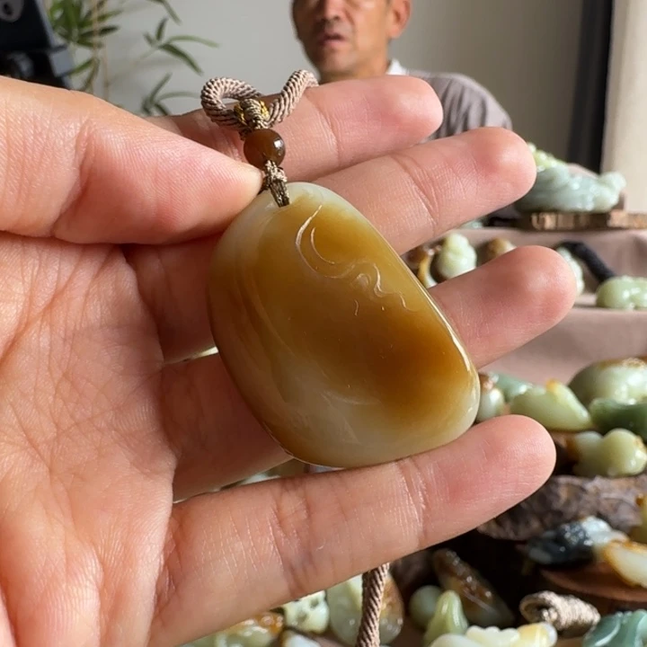 颈饰未镶嵌和田玉（糖玉）